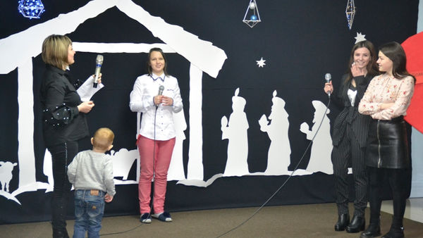 В Белогорске на Рождество детям показали спектакль «Странные башмачки»