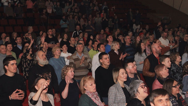 700 человек посетили общее богослужение церквей «Краеугольный камень»