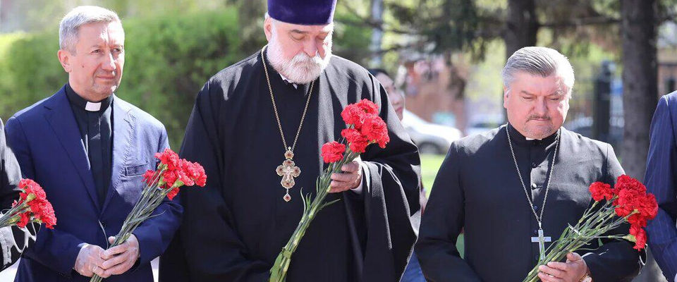 Члены межконфессионального совета Иркутской области возложили цветы к Могиле Неизвестного Солдата