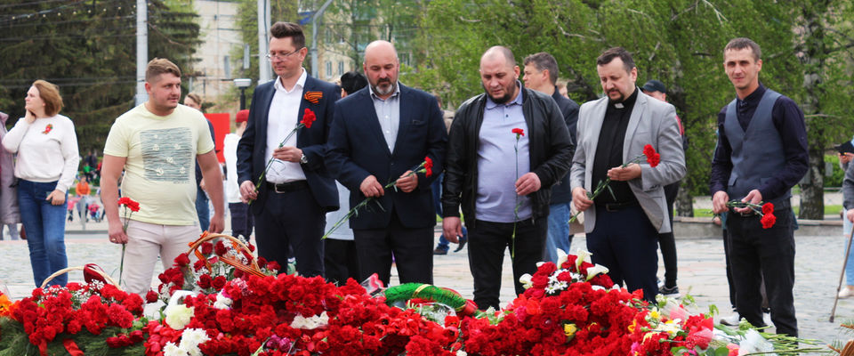 Пензенские протестанты возложили цветы к Монументу воинской и трудовой славы