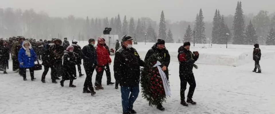 Возложение венков на Пискарёвском кладбище в годовщину снятия блокады Ленинграда
