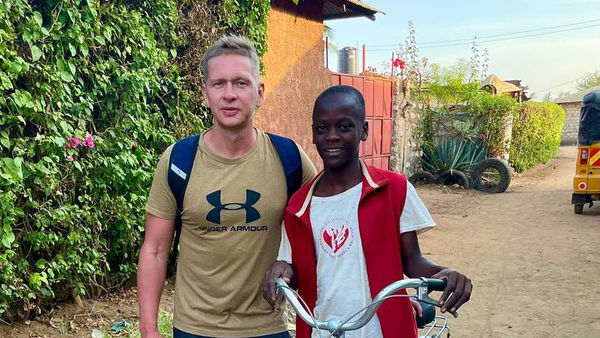 Миссионеры из Новосибирска подарили кенийским детям велосипеды и футбольные мячи