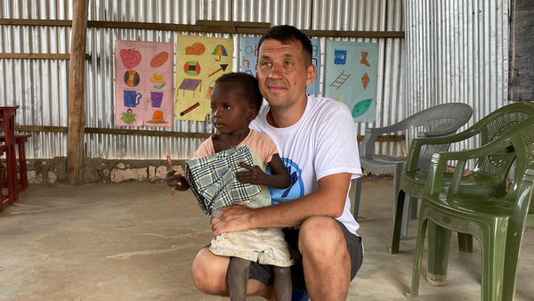 Миссионеры из Красноярска помогли с пошивом школьной формы для кенийских детей