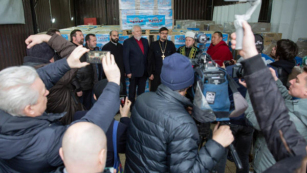 РИА Новости: Российские конфессии собрали гумпомощь для Мариуполя