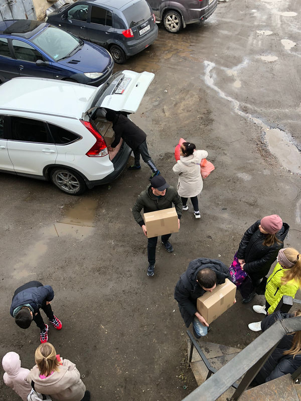 Представители двух церквей и силового шоу передали беженцам в Воронеже гуманитарный груз
