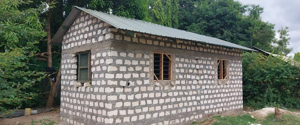 БФ «Рука помощи» помог в строительстве дома для преподавателя из Кении