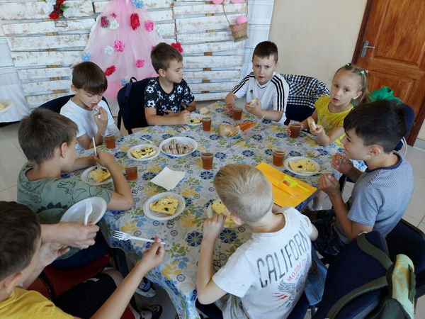 Волонтеры организовали детский лагерь на Донбассе