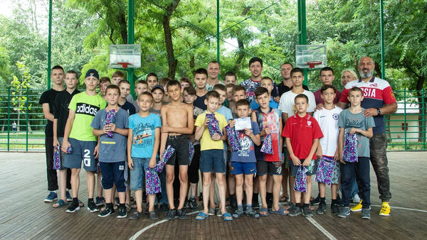 Олимпийский призер по тхэквондо провел мастер-класс для детей из Донбасса 