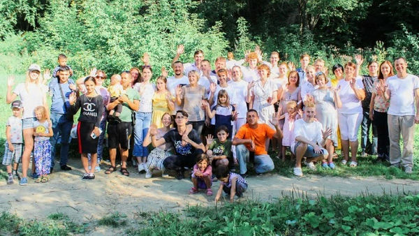 Группа беженцев из Донбасса приняла водное крещение в Пензе