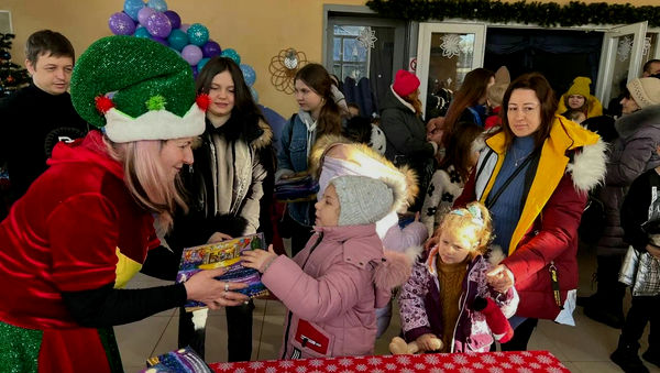 БФ «Светлый путь» принял участие в проведении двух рождественских праздников для детей Донбасса