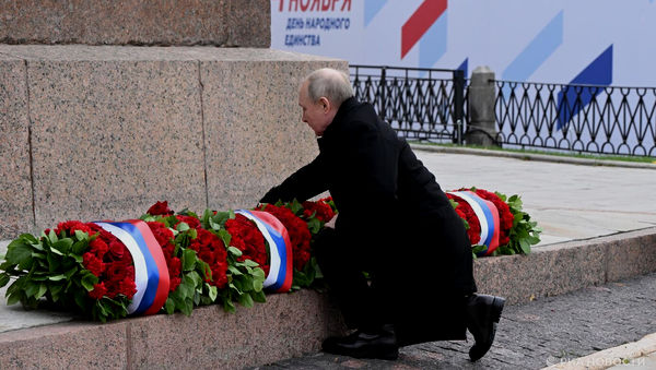 РИА Новости: Путин возложил цветы к памятнику Минину и Пожарскому