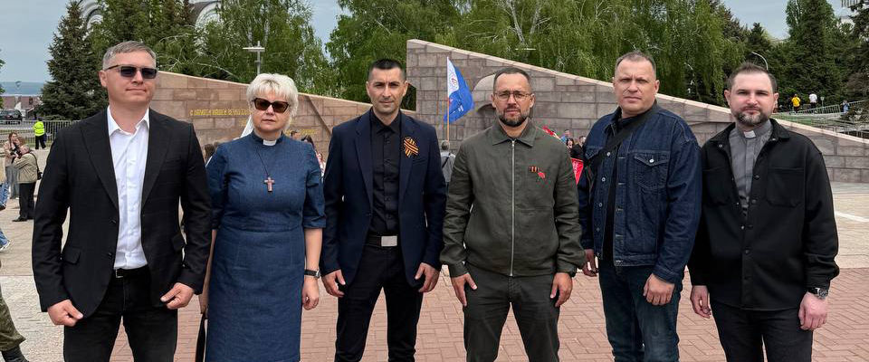 Пасторы евангельских церквей Самары возложили цветы к Горельефу «Скорбящей Матери-Родине»