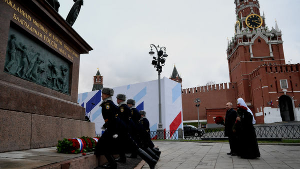 Возложение цветов к памятнику Кузьме Минину и Дмитрию Пожарскому