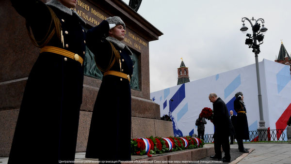 РИА Новости: Путин возложил цветы к памятнику Минину и Пожарскому