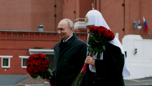 ТАСС: Путин возложил цветы к памятнику Минину и Пожарскому