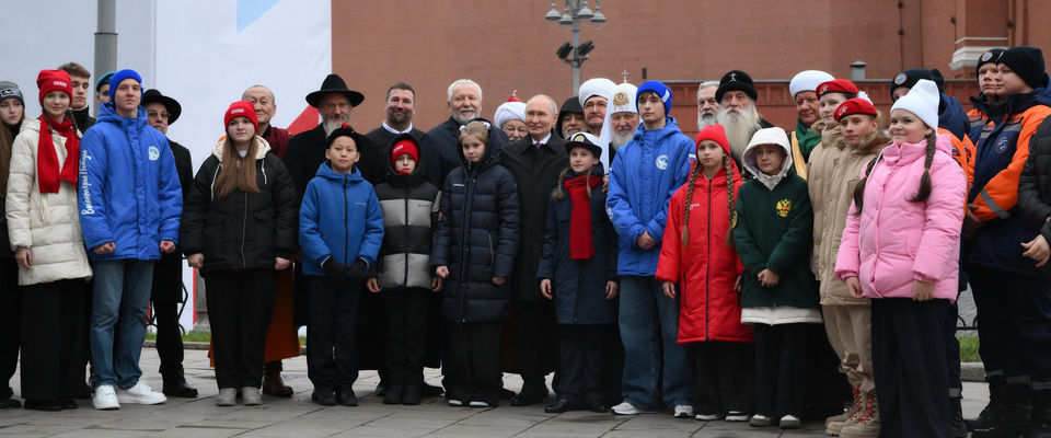 В День народного единства Сергей Ряховский участвовал в церемонии возложения цветов