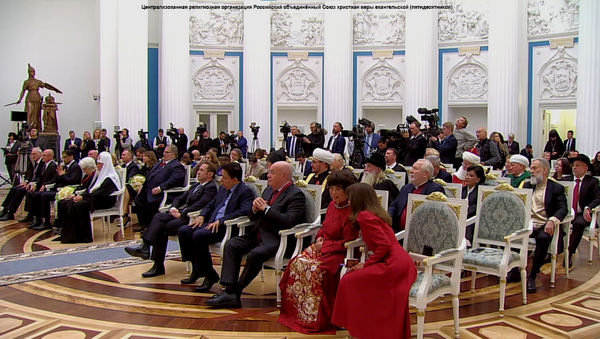 Путин в Кремле принимает участие в церемонии вручения госнаград и премии президента