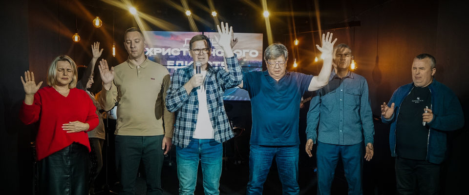 Пасторы Бийска объединились в молитве за город в преддверии Дня народного единства