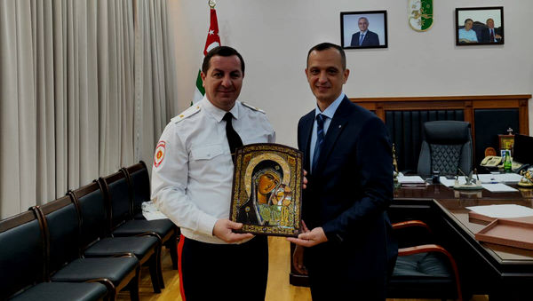 Директор БФ «Рука помощи» поздравил министра МВД Абхазии с годовщиной ведомства