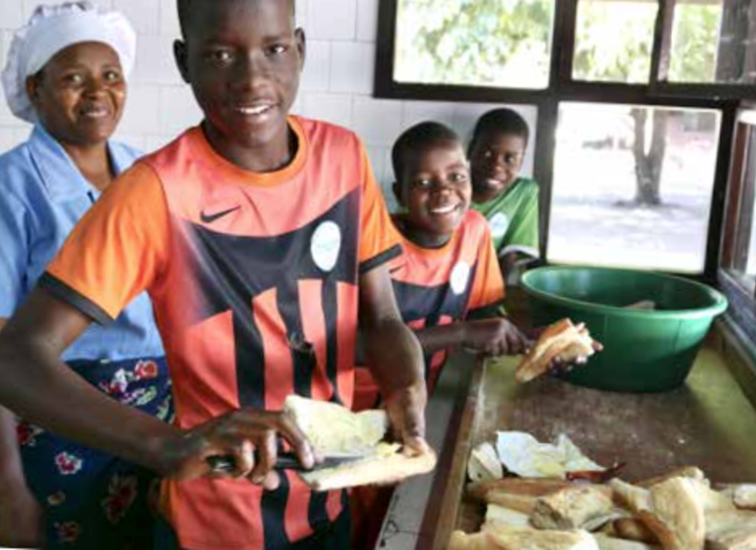 Ble hengt opp etter beina og pisket av onkelen