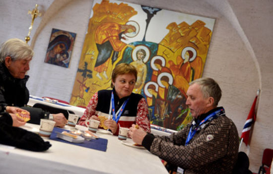 Gamle skihelter, Gjermund Eggen og Odd Martinsen, i samtale med kirkeminister Rigmor Aasrud i sjømannskirken i Val di Fiemme.