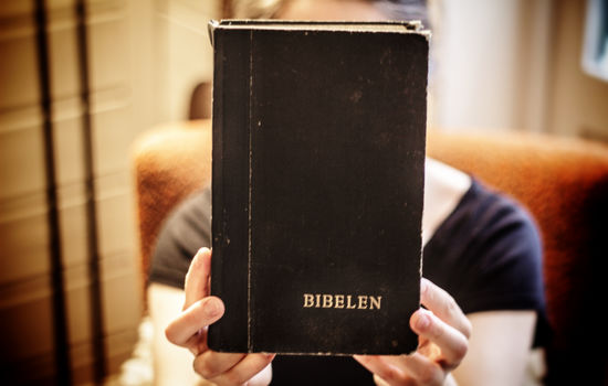 UNGE MENN LESER BIBELEN: En ny rapport viser at unge menn skiller seg ut som en gruppe som leser mye i Bibelen. ILLUSTRASJONSFOTO: Markus Plementas, KPK