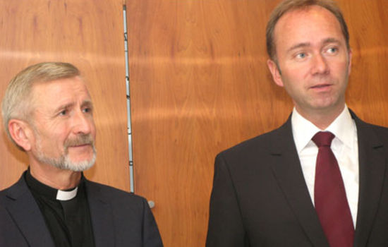 Kirkestatsråd Trond Giske (t.h.) sammen med den nyutvenvte biskopen i Stavanger, Erling J. Pettersen.