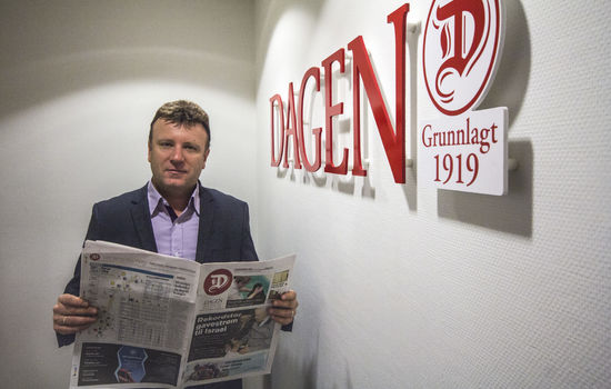 FORNØYD: Sjefredaktør i Dagen Vebjørn Selbekk er fornøyd med at avisen kom å mål med frivillige sluttpakker. FOTO: Markus Plementas, KPK