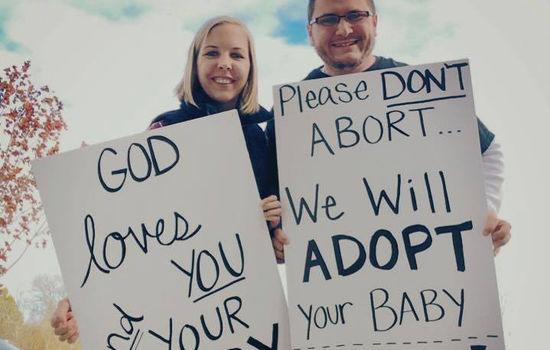 MOT ABORT: Bildet av ekteparet Kevin og Nicole Cook utenfor sin lokale abortklinikk får oppmerksomhet. Det skal ha fått flere kvinner til å velge adopsjon foran abort. FOTO: Kevin Cook, Facebook.