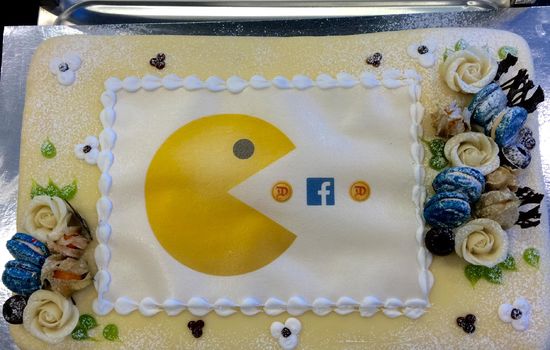 SPESIALKAKE: Da Vårt Land passerte Dagen i antall følgere på Facebook, feiret redaksjonen med denne spesialbestilte kaken. FOTO: Vårt Land