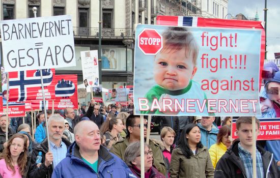 DEMONSTRASJON: Lørdag var det demonstrasjoner mot det norske barnevernet i 20 land. Her fra demonstrasjonen i Oslo. FOTO: Ingunn Marie Ruud, KPK