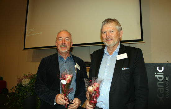 TAKKET: Tidligere generalsekretær i KFF, Torgeir Flateby (t.v.), ble takket av nåværende generalsekretær Jan Erik Sundby under Skolelederdagene. Foto KFF