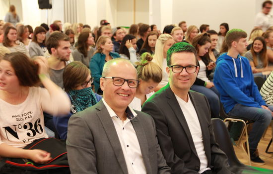 KAN SMILE: Rektor Erik Waaler og førsteamanuensis Bård Eirik Hallesby Norheim har all grunn til å smile med det gode studentantallet. Her under semesteråpningen på Breistein. FOTO: NLA Høgskolen