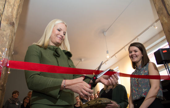 HØYTIDELIG: Kronprinsesse Mette-Marit klippet snoren for å offisielt åpne den nye gjenbruksbutikken til Normisjon. FOTO: Ingunn Marie Ruud, KPK