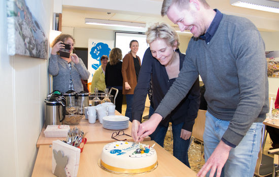 FEIRET: Prosjektleder Søren Nielsen (t.h) og Himla bra- redaktør Merete Føyen Arnevåg spretter kaken for å feire lanseringen av den nye ressursbanken. FOTO: Ingunn Marie Ruud, KPK