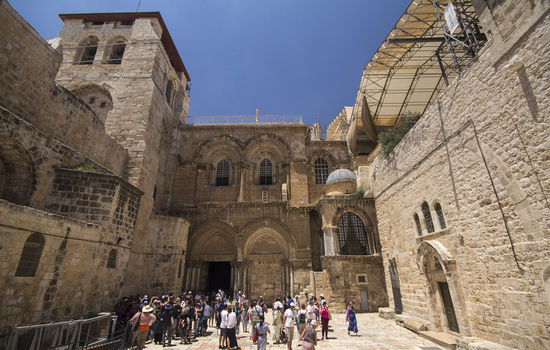 USTABIL GRUNN: Restaureringen av gravkammeret i Jesu gravkirke i Jerusalem avdekker alvorlig svikt i fundamentet kirken hviler på. FOTO: Markus Plementas, KPK