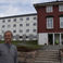NYTT OG GAMMELT: Det nye internatbygget har 200 sengeplasser og bad på alle rom. Rektor Svein Harsten er svært fornøyd med resultatet. FOTO: Ingunn Marie Ruud, KPK