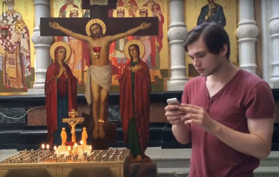 DØMT: Ruslan Sokolovsky ble dømt til 3,5 års betinget fengsel etter å ha lastet opp en YouTube-video av seg selv der han spiller Pokémon Go i en kirke. FOTO: Skjermdump fra YouTube