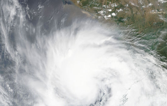 HAR TRUFFET LAND: Den tropiske syklonen «Mora» fører til store ødeleggelser i Sri Lanka, Bangladesh og Myanmar. FOTO: NASA Worldview
