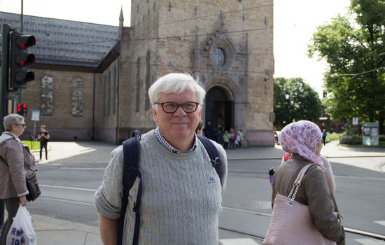 HOLDER TETT: Selv om han nå har pensjonert seg fra jobben som kristenlivsjournalist vil ikke Jan Arild Holbek si noe om hva han selv mener om kristen-Norge og dets konflikter. FOTO: Ingunn Marie Ruud, KPK