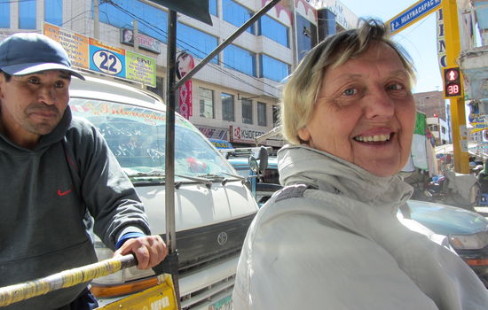 GLAD MISJONÆR: Misjonær Wenche Lunde på tur med sykkeldrosje i Juliaca i Peru. Foto: Kirsten Marie Dagsland