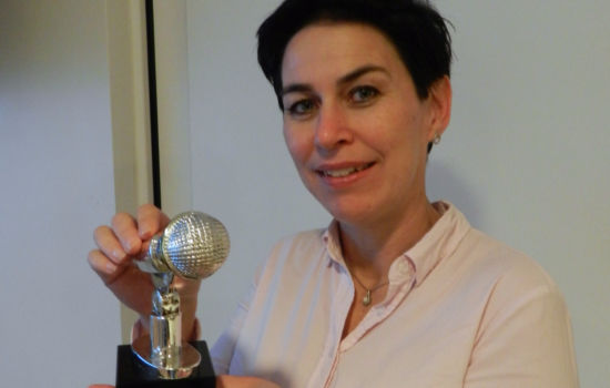 HEDRET: Kristent Radioforum delte ut sin hederspris til daglig leder av Radio Filadelfia, Margrethe Tveit. FOTO: Kristent Radioforum 