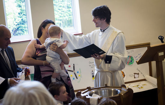 FØRSTE DÅP: Morten Grindvoll foretter sin første dåp nor nyordinert prest i den anglikanske kirke i England. FOTO: Markus Plementas, KPK