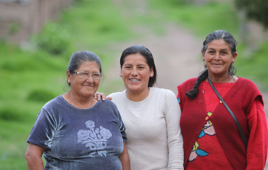 BEVISSTGJORT: Gjennom arbeidet til Paz y Esperanza i Peru har kvinner som (f.v) Rufina Peralta, Nancy Ortega Chumbes og Regina Aguirre fått større bevissthet om sine rettigheter samtidig som de tjener penger til familien. FOTO: Egil Mongstad,Strømmestiftelsen