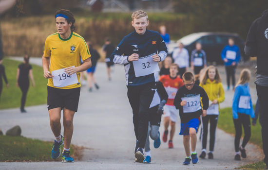 SPONSA: Både barn, ungdommar og vaksne spring gjerne nokre kilometer for misjonen. Her rundar Torger Andre Vistnes og Willy Johan Grøttem nok ein runde. (Foto: Kees Andre Z. Fjellvang)