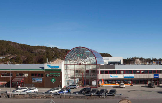 FORSAMLING OG GJENBRUK: I dette kjøpesenteret i Kristiansund har NLM kjøpt 1200 kvadratmeter til forsamlingslokale og gjenbruksbutikk. FOTO: Løkkemyra Eigedom AS.