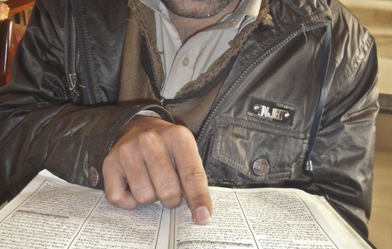 FORFØLGELSE: En mann i Pakistan leser i Bibelen til tross for stor fare for forfølgelse. De britiske utenriksmyndighetene får kritikk for å ikke forstå hvor viktig tro er for både identitet og som motivasjon for handling. FOTO: Åpne Dører