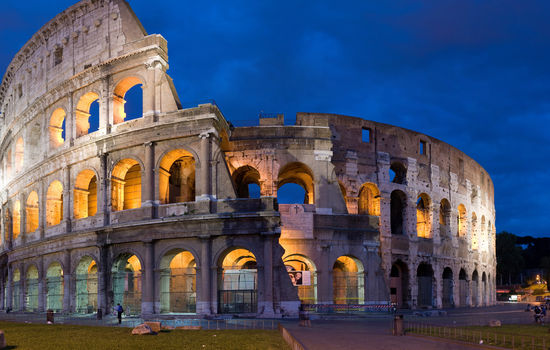 GÅR I RØDT: Colosseum i Roma vil belyses i rødt i slutten av februar i et stunt for å sette søkelys på forfulgte kristne. FOTO: David Iliff, Wikipedia CC