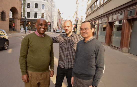 PÅ GATA: Hartvig Kloster (i midten) leder Open Air Campaigners og samtalte med gjestene sine på årsmøtet om gateevangelisering, Yohannes Teffera (til venstre) og Xian Chen. Foto: Stein Gudvangen, KPK