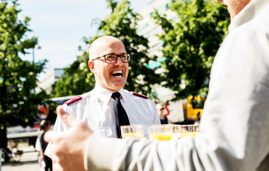 RUSFRI SKÅL: Knut Haugsvær, leder for Frelsesarmeens rusomsorg, oppfordrer til å skåle med alkoholfritt innhold i sommer. 8.juni markeres Rusfri dag i hele landet. FOTO: Frelsesarmeen